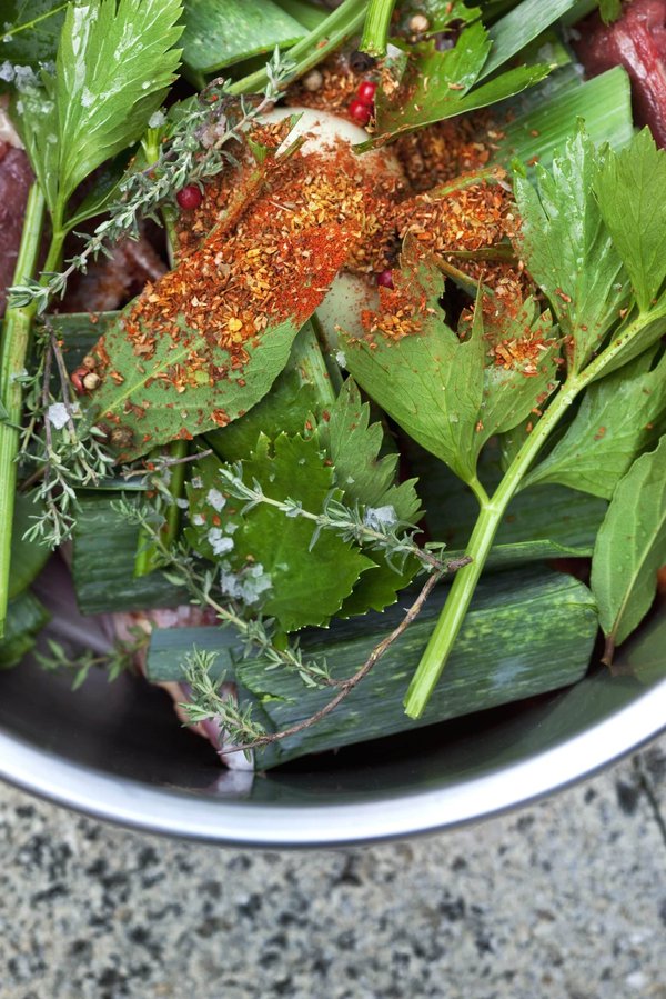 Qual è la ricetta tradizionale del pot-au-feu francese con verdure di stagione?