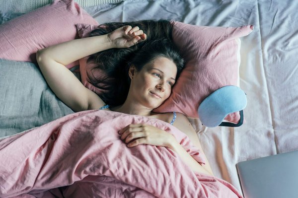 Quali sono gli elementi da considerare per creare un angolo relax su un balcone soleggiato?