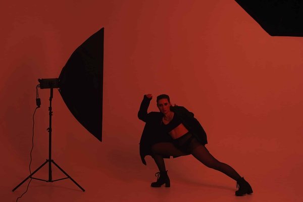 Come creare un look audace con colori neon?